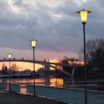 Abendstimmung: Uferpromenade am Rhein in Köln-Mülheim bei Hochwasser