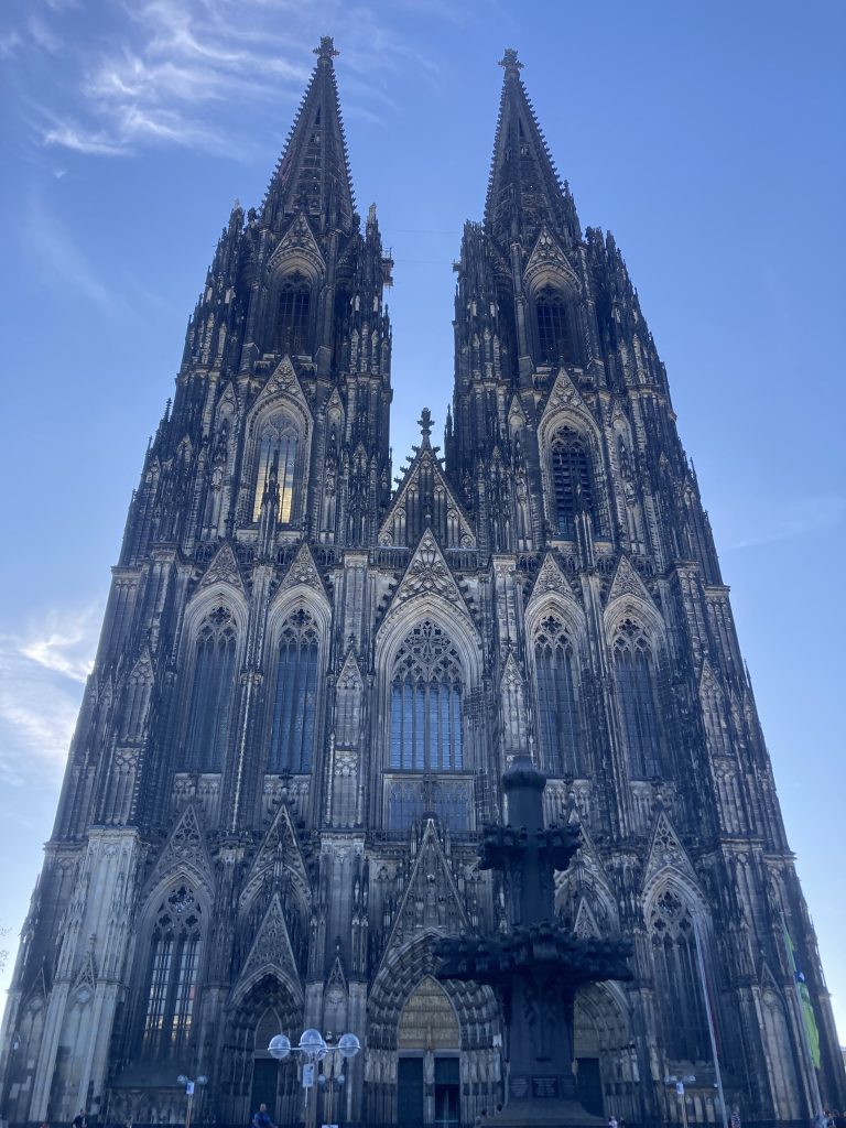 Der Kölner Dom in der Morgensonne -  06.08.2022