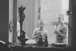 Köln, August 1961:
Kinder bestaunen Christos Arbeiten im Fenster der Galerie Haro Lauhus
Foto: Erik Schwarz