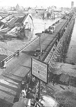 Die Tausendfüßler-(Ponton)-Brücke, gebaut 1945, neben den Trümmern der Hängebrücke